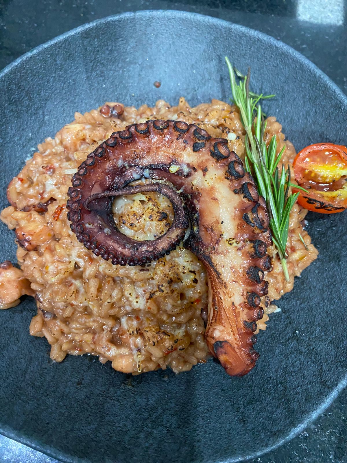 Mesa de restaurante com pratos sofisticados